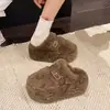 Chinelos peludos Baotou para mulheres, novo estilo de inverno 2026, modernos e versáteis, com sola grossa, que aumentam a altura, chinelos de algodão fofos para mulheres baixinhas