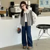 Conjunto de Três Peças para Meninas Moda Nova Primavera 2026 Doce Conjunto de Colete Suéter Camisa Calça Reta para Crianças Maiores
