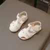 Sandálias Doces Infantis Estilo Coreano para Meninas, Sapatos de Peça Única com Proteção Oca nos Dedos e Velcro, Sola Macia, Sandálias de Praia Confortáveis para Crianças Pequenas
