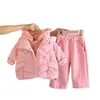 Conjunto Grueso de Terciopelo Casual para Niñas 2026 Invierno Nuevo Elegante Chaleco Cálido Conjunto de Tres Piezas Mayoreo