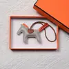 Colgante de Poni de Cuero Genuino Llavero de Cuero Hecho a Mano Piel de Oveja Poni Decoración para Asa de Bolso de Moda Venta al por Mayor