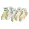 Calcetines amarillos para mujer, suaves y finos, estilo primavera/verano, lindos calcetines cortos a rayas estilo japonés con letras