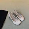 Sandalias mules de tacón grueso de charol con punta redonda y estilo francés, modelo nuevo de principios de otoño 2026, sandalias con tira trasera, zapatos de corte bajo de una sola pieza