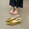 Estación Europea 2026 Verano Nuevos Sandalias Retro de Punta con Correa Trasera y Hebilla Metálica Zapatos Cerrados de Punta Baja para Mujer