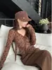 Camiseta de Manga Larga con Cuello en V, Estampado de Lunares Color Café Vintage para Mujer, Diseño de Invierno, Corte Ajustado, Elegante Top Base Ceñido a la Cintura
