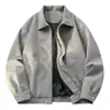 Estilo francés, estética de 'dinero viejo', diseño deconstruido, chaqueta de cuero aterciopelado para hombre, que exuda un ambiente sofisticado y minimalista, con un corte holgado y un cuello distintivo