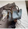 Bolsa Saco Simples e Fashionável para Carregar na Mão Relaxada para Mulheres Tendência Verão 2025 Textura Plissada Bolsa Transversal para o Dia a Dia Tendência
