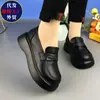 Mocassins femininos de sola macia, versáteis 2026 novo estilo sapatos de couro slip-on estilo britânico, sapatos de plataforma antiderrapantes.
