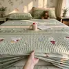 2026 Nueva Clase A Sábana Bajera de Primavera Otoño Invierno Algodón Esponjoso Doble Capa Gasa Algodón Acolchado Sábana Bajera Acolchada Juego de Tres Piezas Ropa de Cama de Algodón Esponjoso