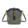 Bolsa de ombro casual e estilosa para o dia a dia, com design de luxo leve com estampas outonais, estilo bolsa saco pequena e detalhe de corrente metálica.