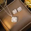 [Aço Titânio] Luxo Acessível Europeu e Americano Diamante Completo Trevo de Quatro Folhas Pérola Colar Brincos Femininos Brincos Conjunto de Joias Personalizado Decorações