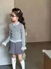 Camiseta básica para niña, cárdigan de otoño e invierno para niños, suéter de estilo coreano con encaje, top de color liso, versátil y elegante para niños pequeños