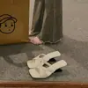 Sandálias de salto alto estilo francês de nicho para mulheres, nova coleção de verão 2026, sandálias quadradas de bico aberto na moda e versáteis para uso ao ar livre