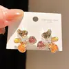 Aretes de flor de cristal de circón con aguja de plata, delicados y elegantes, versátiles para el uso diario, aretes de moda con un toque de lujo ligero y sensación de alta gama