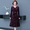 Vestido de Primavera Novo Estilo 2026 para Mulheres de Meia-Idade e Idosas, Vestido com Decote em V Relevado, Vestido Longo Elegante e Fashionável de Manga Longa para Mães com Barra Larga