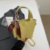 Bolsas Femininas de Nicho com Alto Aparato Moda Tendência Primavera 2026 Cesta Balde Bolsa de Ombro Transversal Texturizada