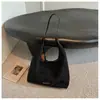 Bolsa feminina retro fosca 2025 novo design outono e inverno nicho bolsa de mão versão coreana bolsa de ombro único sob o braço tipo balde