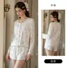 Elegante y lindo conjunto de tres piezas para casa X7448, compuesto por top tipo camisola con estampado de lazo decorado y copas en el busto, shorts y bata.