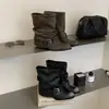 2026 Novo Estilo Botas Curtas de Couro Western Femininas com Design em Camadas, Salto Bloco, Bico Apontado Franzido e Estilo Bota de Cavaleiro