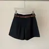 Shorts de pierna ancha de longitud tres cuartos, de tiro alto, que cubren la cadera y estilizan, para mujer, nuevo estilo primavera 2026, estilo "old money", shorts de traje minimalistas franceses en blanco y negro