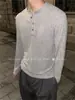 Camiseta de Manga Larga con Cuello Henley de Textura Rayada Vertical Estilo Old Money para Hombre Temporada Primavera Otoño Ligeramente Maduro Holgada Sensación de Alta Gama Top Base