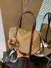 Bolsa de Ombro e Transversal Versátil Leve de Design de Nicho de Grande Capacidade, Moda Simples 2026 para o Trabalho