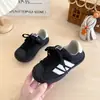 Otoño 2026 Nuevos Zapatos Infantiles para Niños Zapatos Deportivos Shell Toe Estilo Coreano Moda Versátil para Niñas Patrón de Estrellas