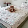 Conjunto de lençóis de veludo de leite quentes e espessos de inverno, incluindo uma colcha de três peças de desenho animado e uma capa de colchão totalmente fechada e forrada de fleece para colchões Simmons