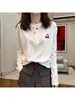 Camiseta de manga larga para mujer con cuello abotonado, hecha de algodón puro, nuevo modelo 2026, adecuada para principios de otoño, top blanco moderno y versátil