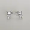 Brincos de Estrela de Quatro Pontas com Pino de Prata de Luxo Leve de Alta Qualidade para Mulheres Exquisitos Modernos Nicho Brincos de Zircônia Acessórios de Brincos com Senso de Design de Luxo Leve