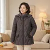 Casaco de algodão 2026 para mulheres de meia-idade e idosas, estilo curto, corte solto, espessado, para mulheres baixinhas, com design de nó chinês, estilo mãe, casaco de inverno plus size para mulheres