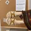 Novas Pantufas Planas Abertas para Outono e Inverno Design de Nicho Tira Única Sapatos Peludos Confortáveis para Casa e Uso Externo Pantufas de Pelo para Mulheres