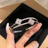 Pulsera abierta de doble capa con flor de circonita y cruz, sensación de lujo ligero de alta gama, joyería de diseño de moda personalizada de nicho para mujer