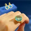 Chegada Nova Anel Azul Marinho de Cristal Artificial Pedra Colorida Transparente Luz Anel de Zircônia Triângulo Geométrico Moda de Luxo Venda Quente