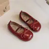 Sapatos de couro infantis 2025 primavera e outono novos estilo coreano estilosos para meninas laço bebê versátil moda sapatos casuais