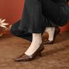 Nuevos zapatos de moda de boca baja con tacón de aguja puntiagudo pequeño estilo Chanel, zapatos sencillos de moda europeos y americanos, zapatos de tacón alto marrones para mujer.