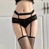 Meia-calça sensual apaixonada com contraste de cor vermelha e pernas cruzadas no joelho, boate, bounty, meia-calça feminina, cano longo, aberta, sexy