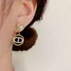 Moda Retro Francesa Lujo Ligero Pendientes de Perlas con Letras Pendientes de Alto Diseño para Mujer Pendientes Elegantes Únicos de Nicho