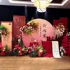 Decoração de Festa de Noivado de Hotel Itens de Mesa Conjunto Completo Parede de Fundo Atmosfera Vermelha Dourada Painel de KT Decoração de Festa de Noivado Painel de KT