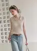 Deslumbrante colete de tricô com lapela estilo garota popular para mulheres, peça externa de verão, camada interna vazada, blusa base justa, top sem mangas na cor damasco para o outono