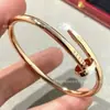 Pulseira de Unha Elástica Clássica V-Gold de Alta Qualidade, Versão Grossa e Fina, Tubo Oco Liso, Acabamento de Precisão CNC, Banhada a Ouro para Mulheres