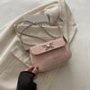 Bolso cuadrado pequeño de cadena de moda popular de este año 2024 otoño nuevo bolso de axila con textura de mariposa casual simple bolso bandolera