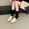 Zapatos planos slip-on de cuero preppy con punta redonda y pliegues para mujer, reducen la edad, nuevos 2026, cuero suave, suela suave, mocasines