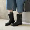 Atuendo de blogger: Botas de caballero de cuero con doble hebilla, colección de invierno 2026, tacón bajo grueso, punta redonda, cuero genuino, diseño color block, botas altas largas para mujer