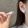Brincos Stud Novos Primavera/Verão 2026 Azul Leite Coração Francês Estilo Retrô Esmalte Branco Brilhante Design de Alto Padrão