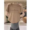 Nova Camiseta Casual de Manga Curta para Mulheres no Verão com Barra Curva, Caimento Normal nos Ombros, Estilo Curto Ajustado, Top Juvenil e Estiloso