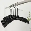 Perchas para Ropa Infantil para Tiendas de Ropa Acrílico Especial Luna Negra Curvas de Plástico Antideslizantes Perchas para Ropa Infantil y Perchas para Pantalones al por Mayor