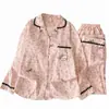 Pijama de algodón nube de alta gama para mujer, con estampado de leopardo rosa, bordado de Hello Kitty, diseño de cuello abierto y mangas largas, adecuado para usar en primavera y otoño como conjunto de ropa de estar en casa.