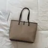 Elegante bolsa de gran capacidad, nuevo modelo principios de otoño 2026, bolsa de mano para estudiantes universitarios para clase y para ir al trabajo, bolsa ligera para hombro y debajo del brazo