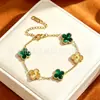 Pulsera de acero de titanio con trébol de cuatro hojas de la suerte para mujer, color dorado, doble cara, un artículo popular transfronterizo, con un diseño de nácar, y un estilo nuevo, moderno y versátil para los mercados europeo y americano.